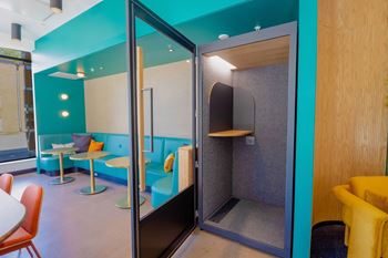 Wifi powered coworking lounge